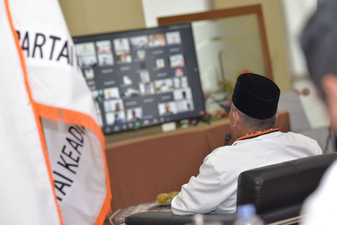 Presiden PKS Ahmad Syaikhu memantau pelaksanaan Pilkada Serentak di seluruh Indonesia secara virtual. (Foto/Hilal)