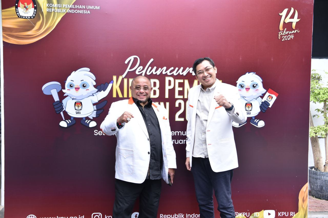 Sekjen Partai Keadilan Sejahtera Habib Aboe Bakar Al Habsyi bersama Wasekjen DPP PKS Ahmad Fathul Bari menghadiri Kirab Pemilu yang diselenggarakan oleh KPU (Fathur/PKSFoto)