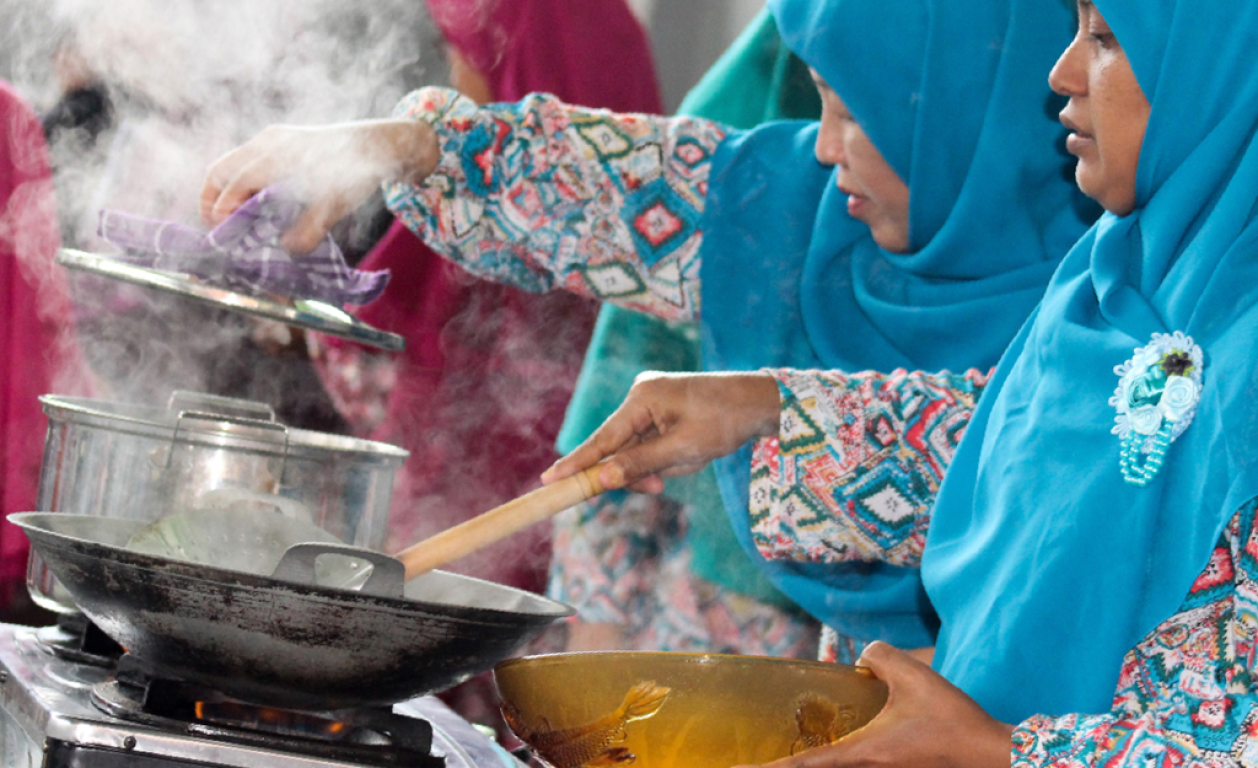 Ibu-ibu kader PKS Bali sedang memasak dalam rangka hari Ibu (ilustrasi)