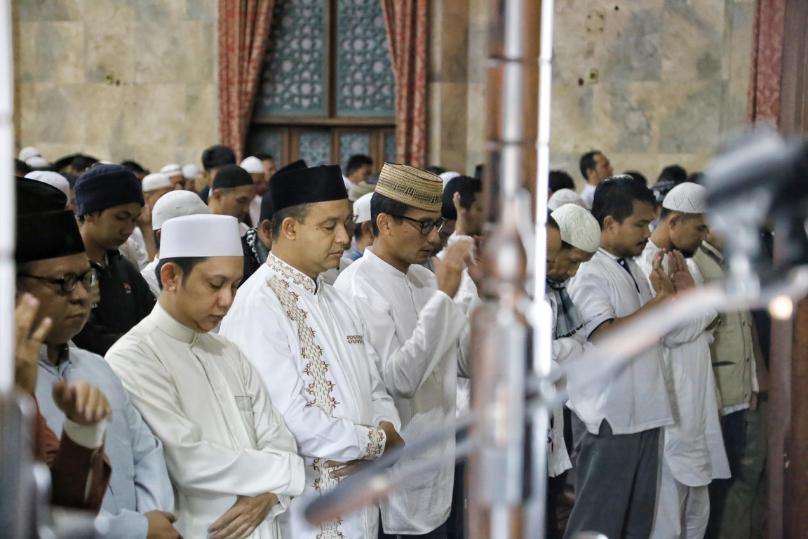 Cagub dan Cawagub DKI Anies-Sandi sedang mendirikan sholat secara berjamaah (ilustrasi)