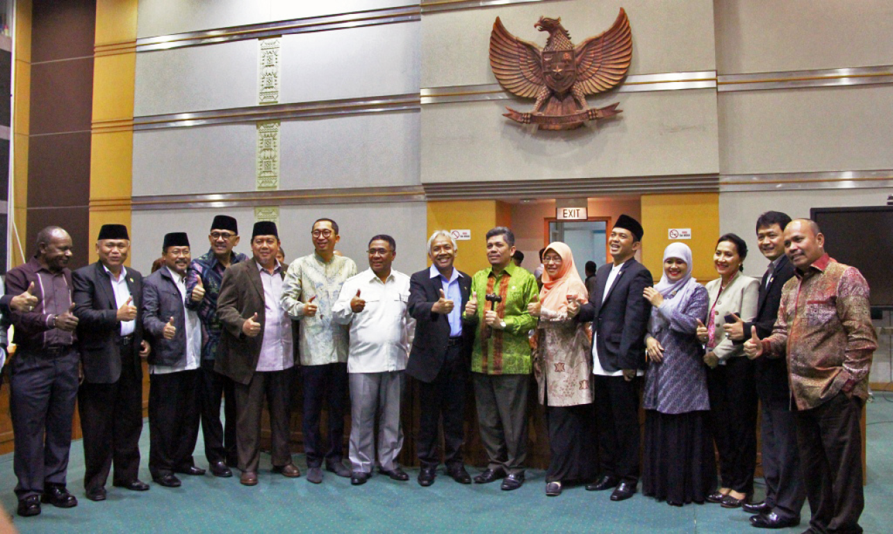 Agus Hermanto, hari ini, Kamis (9/6), melantik Iskan Qolba Lubis sebagai pimpinan baru Komisi VIII DPR RI menggantikan Ledia Hanifa Amaliah dari Fraksi PKS.