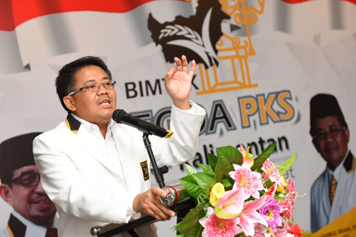 Presiden PKS Mohamad Sohibul Iman saat memberikan arahan kepada anggota dewan PKS se-Kalimantan di Yogyakarta, Rabu (29/3/2017) (Hilal/PKS Foto)