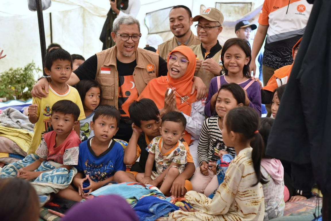 Wakil Ketua Majelis Syura PKS Ahmad Heryawan mendatangi tenda pengungsian korban gempa Cianjur (Donny/PKSFoto)