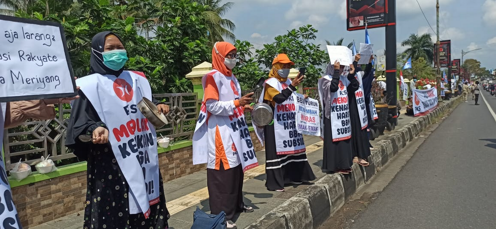 Aksi Flashmob Emak-Emak dengan Alat Memasak, Menolak Kenaikan Harga BBM di Banjarnegara