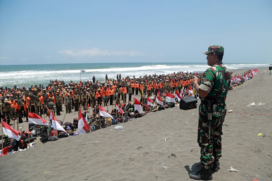 Pembantu Letnan Satu (Peltu) Rizki saat mengisi materi di depan peserta Kemah Bakti Nusantara PKS Jawa Tengah, Jumat (6/10). (Humas PKS Jateng)