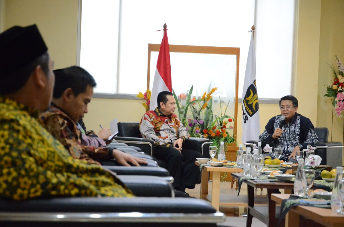 Presiden PKS Mohamad Sohibul Iman bersama Ketua MPR RI Bambang Soesatyo dalam Silaturahim Kebangsaan di kantor DPP PKS, Jakarta, Selasa (26/11/2019) (PKSFoto)