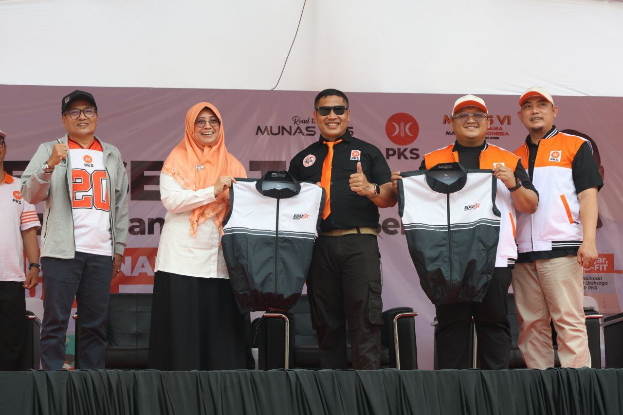 Sekjend PKS, Muhammad kholid Memberikan Simbolis