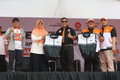 Sekjend PKS, Muhammad kholid Memberikan Simbolis