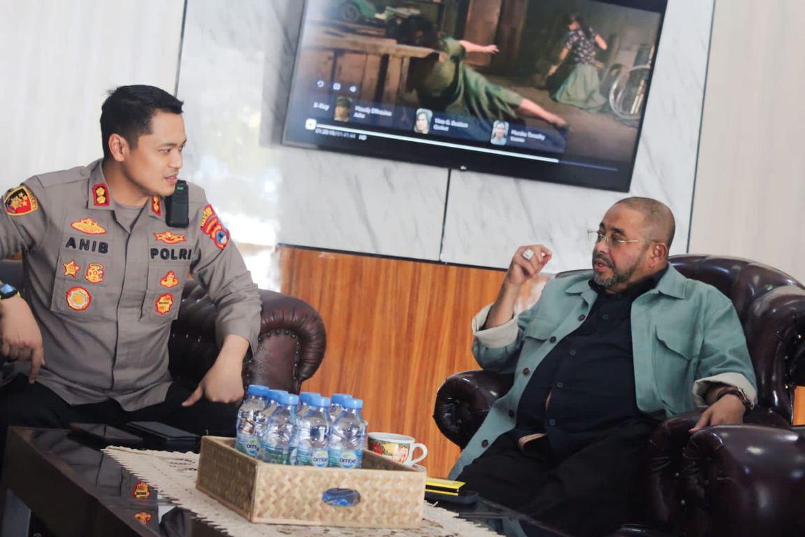Anggota Komisi III DPR RI Fraksi PKS Habib Aboe Bakar Al Habsyi bersama dengan Kapolres Tabalong AKBP Anib Bastian dalam rangka kunjungan kerja