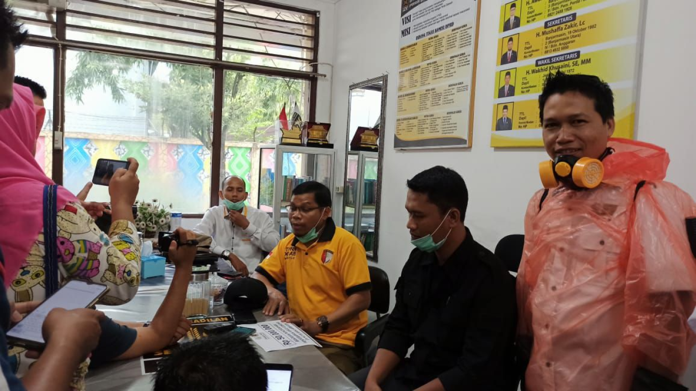 Fraksi PKS DPRD Banjarmasin menyumbangkan 50 juta dari gaji mereka untuk penanganan Corona