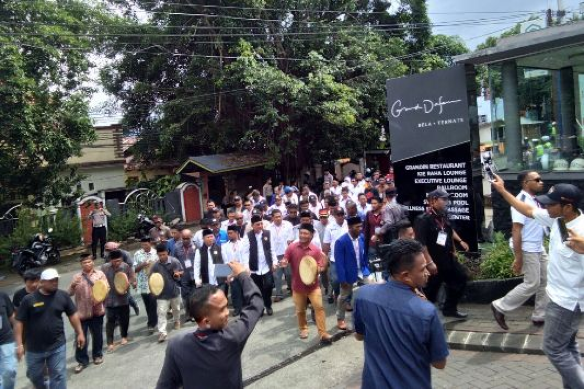 MK-Maju berjalan kaki diiringi hadrah menuju tempat pendaftaran Pilgub Maluku Utara, Selasa (9/1). (Humas PKS Malut)