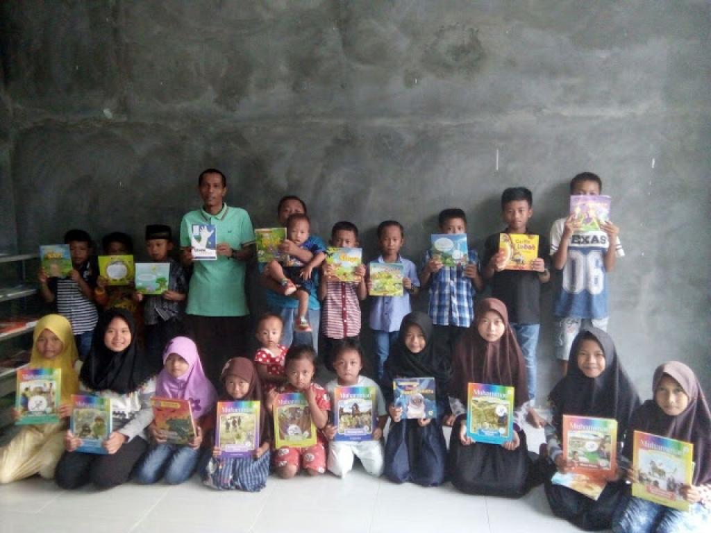 Anggota DPRD Tulang Bawang F-PKS (Githo) beserta anak-anak saat mengunjungi pagelaran membaca buku