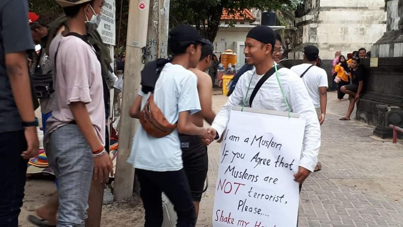 Aksi Ketua Fraksi Partai Keadilan Sejahtera DPRD Kota Solo saat melakukan sosial eksperimen di Pantai Kuta, Bali, Ahad (16/03/2019)