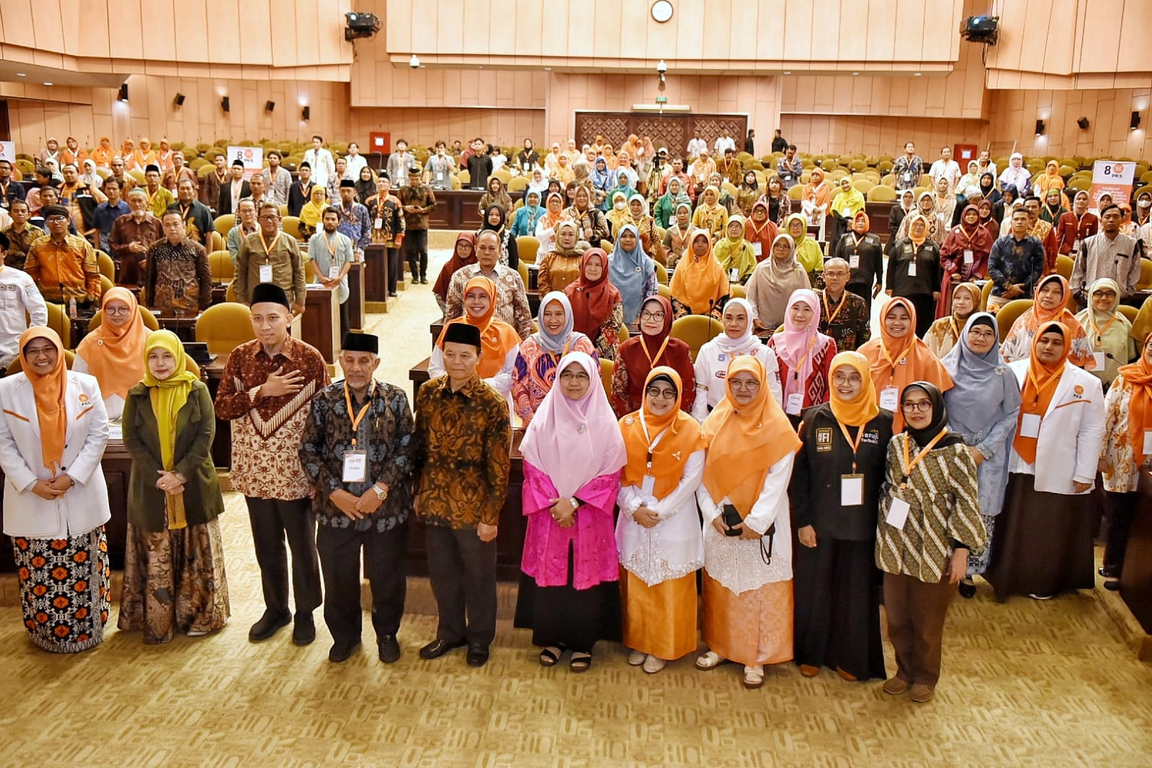 Foto bersama peserta Kongres Keluarga Indonesia ketiga. (PKSFoto/Fathur)