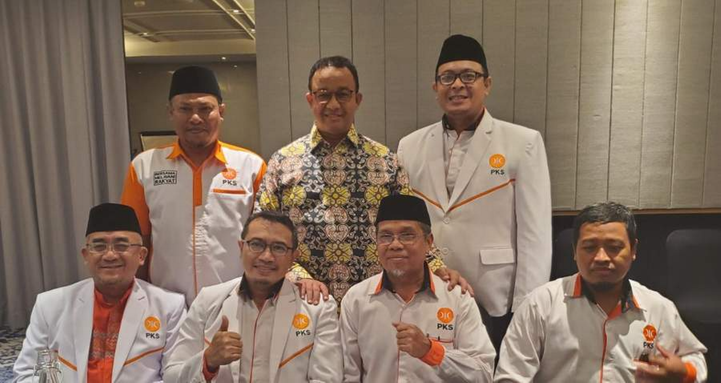 Ketua DPW PKS Kalimantan Timur (duduk, kanan) bersama Anies Baswedan (berdiri, tengah). (Sumber: Prokal.co)