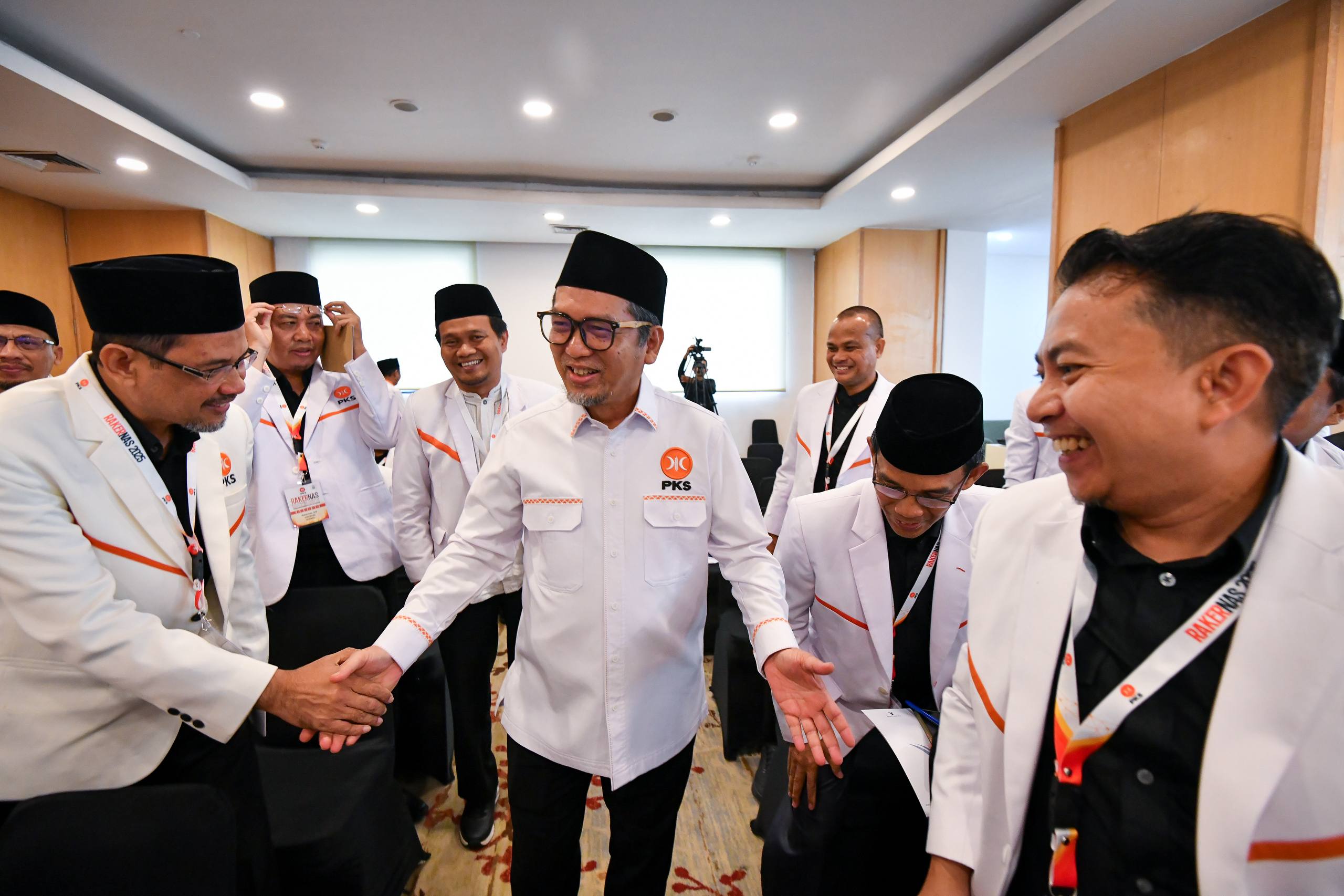 Presiden PKS Dr. H. Al Muzzammil Yusuf, M.Si. hadir berikan arahan pada peserta Rapat Konsultasi Nasional MPW - MPP pada Rakernas 2025 di Jakarta, Selasa, (11/11/2025).