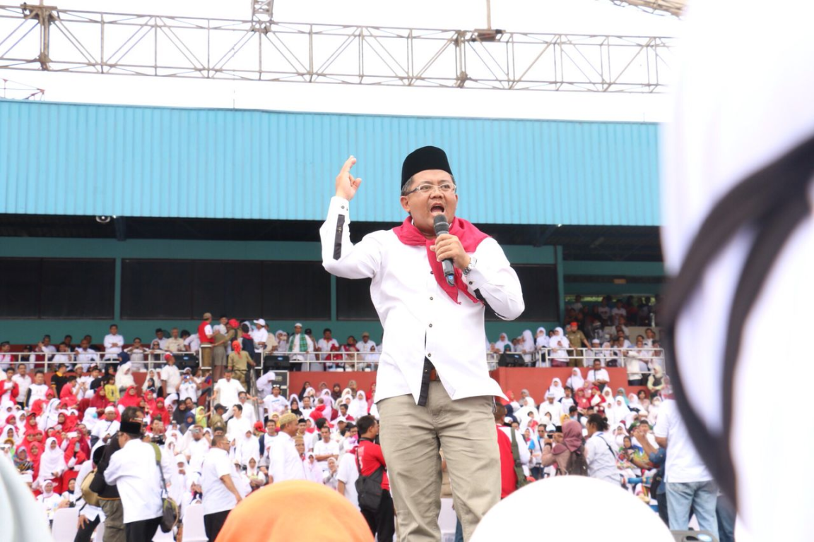 Presiden PKS Mohamad Sohibul Iman memberikan orasi di depan ribuan pendukung Anies-Sandi di GOR Soemantri, Jakarta, Ahad (29/1/2017)