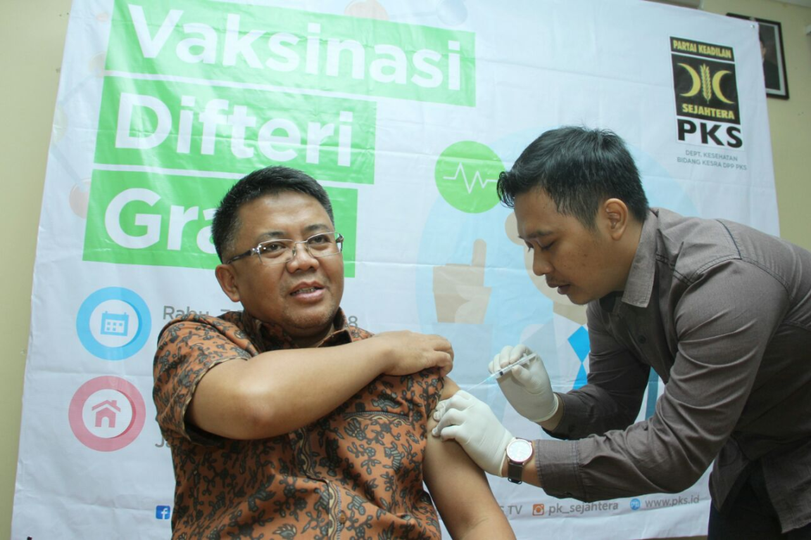 Presiden PKS, Mohamad Sohibul Iman Lakukan Vaksinasi Difteri