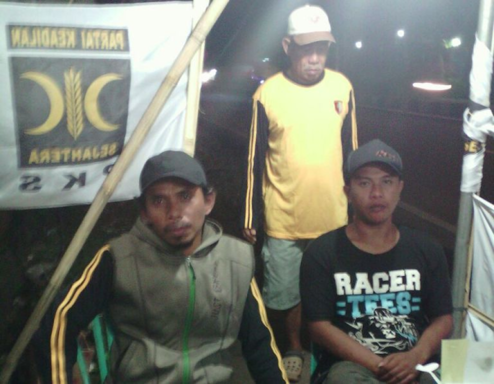 Posko Mudik PKS Karawang menolong pemudik yang kehabisan bekal, Ahad (3/7) (dok PKS Karawang)