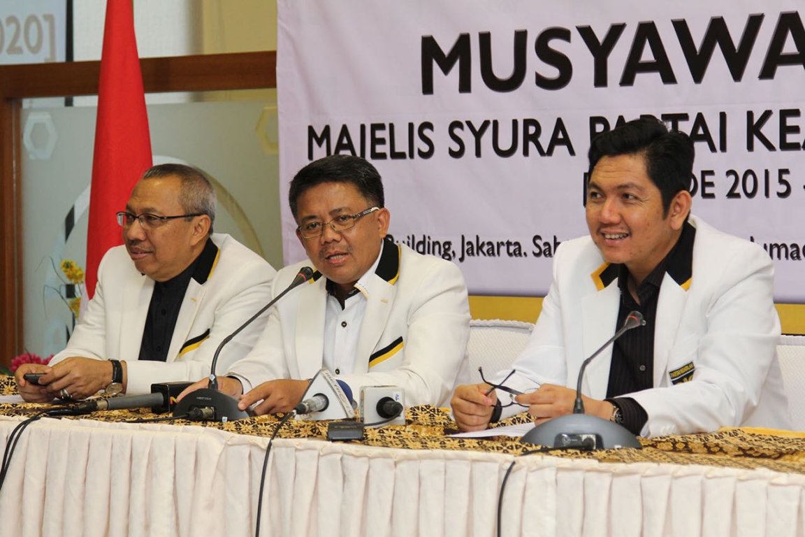 Presiden PKS Mohamad Sohibul Iman (tengah) Sekretaris Jenderal PKS Mustafa Kamal (kanan) dan Bendahara Umum PKS Mahfudz Abdurrahman dalam konferensi pers hasil Musyawarah Majelis Syura di kantor DPP PKS, Ahad (5/3) (Juli/PKS Foto)