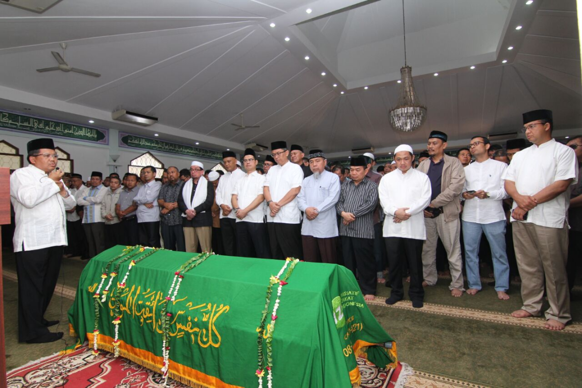 Presiden PKS Mohamad Sohibul Iman memberikan penghormatan terakhir kepada Taufik Ridlo di Masjid Al-Amin, Kompleks DPR Kalibata, Jakarta Selatan, Senin (6/2/2017)