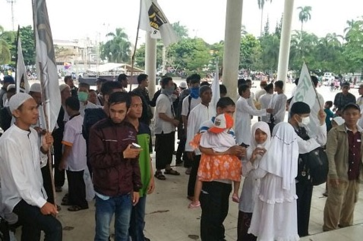 Aksi damai kader, simpatisan PKS dan masyarakat Babel mengecam tindakan terhadap etnis Rohingya, Ahad (10/9). (dok RMOL)