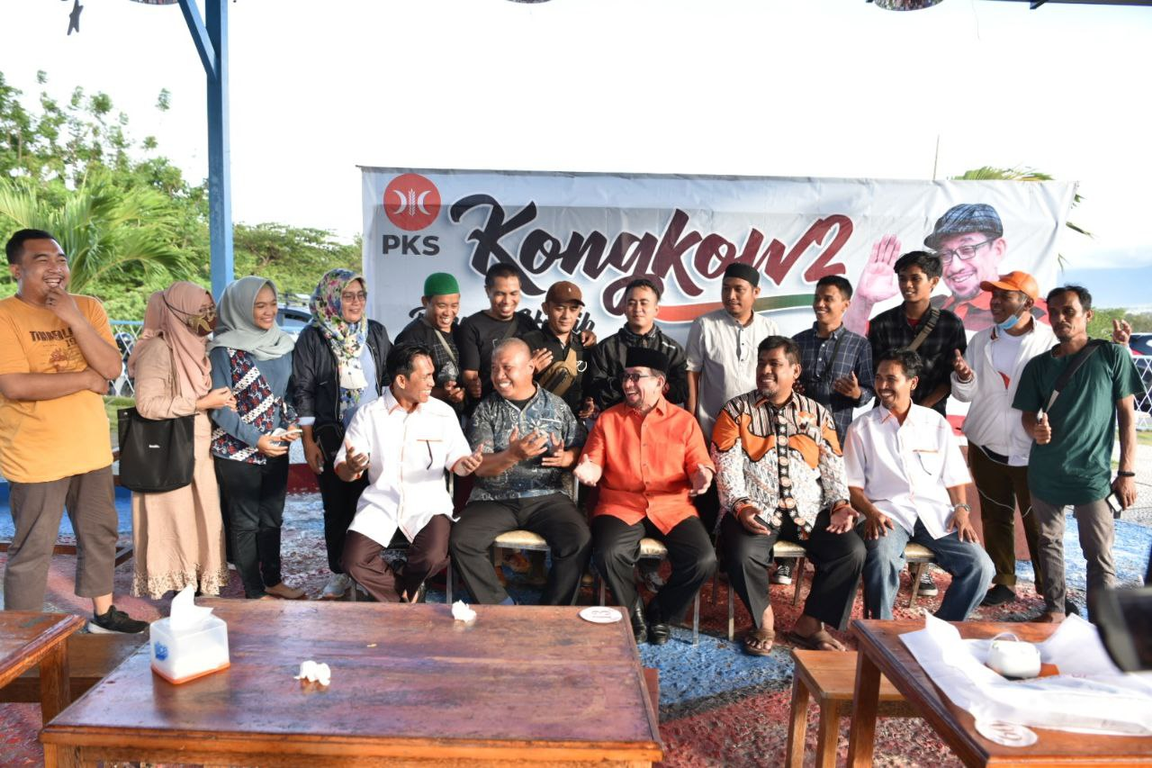 Ketua Majelis Syuro PKS Dr Salim Segaf Al Jufri bercengkrama dengan wartawan di Palu, Sulawesi Tengah (Donny/PKSFoto)