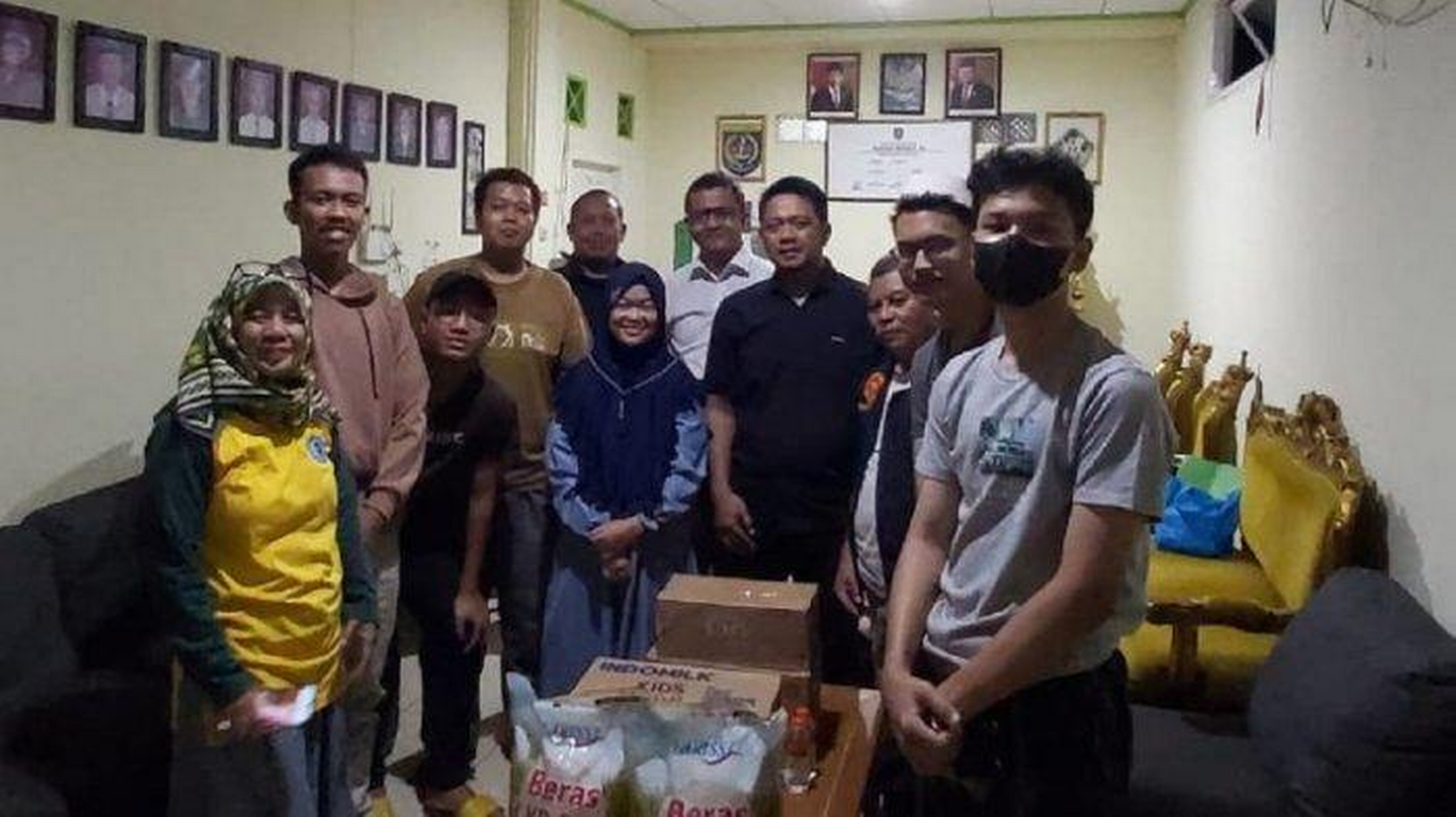 Anggota Komisi A DPRD Kota Depok Fraksi PKS Hengky (tengah, kemeja hitam) bersama Katar dan Irmas Depok menggalang bantuan untuk korban Gempa Cianjur, Jawa Barat (Sumber: TribunnewsDepok.com)