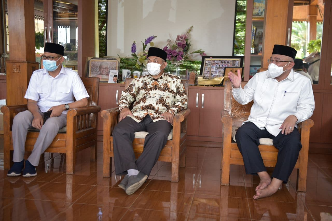 Presiden Partai Keadilan Sejahtera Ahmad Syaikhu saat bertemu Calon Walikota Depok KH Idris di kediamannya, Rabu (09/12/2020). (Donny/PKSFoto)