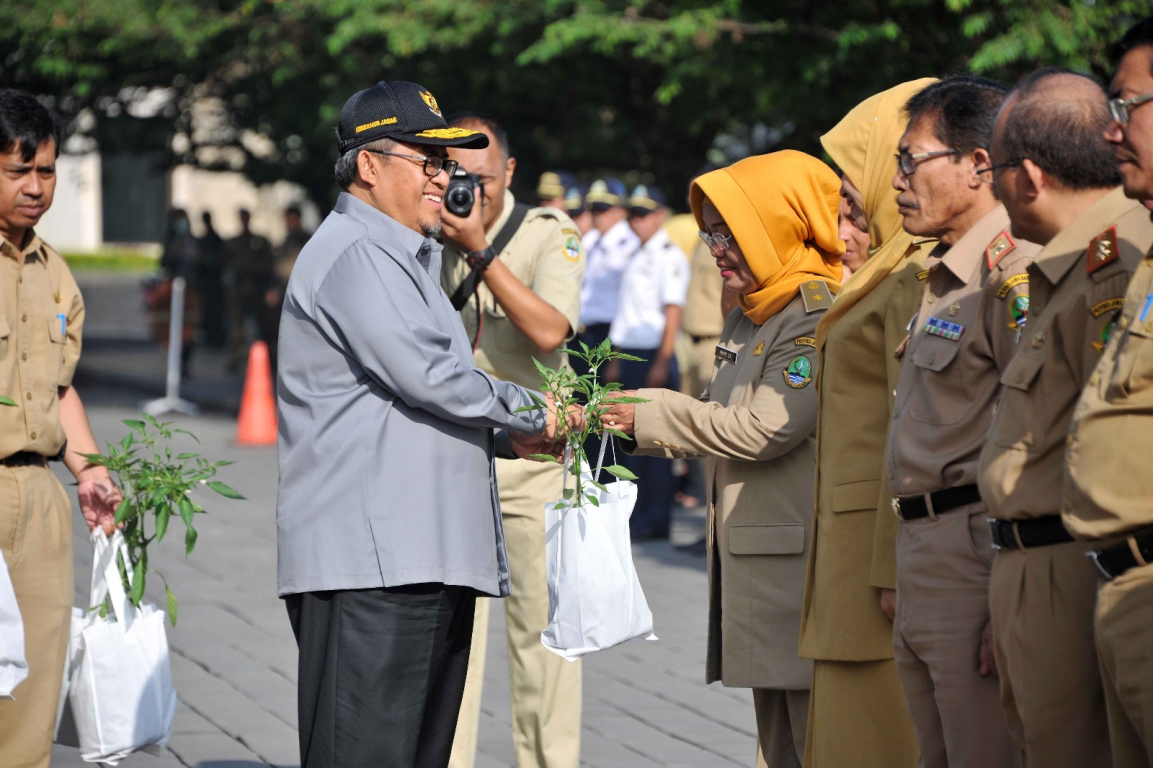Gubernur Jawa Barat, Ahmad Heryawan saat memberikan bibit cabai kepada ASN