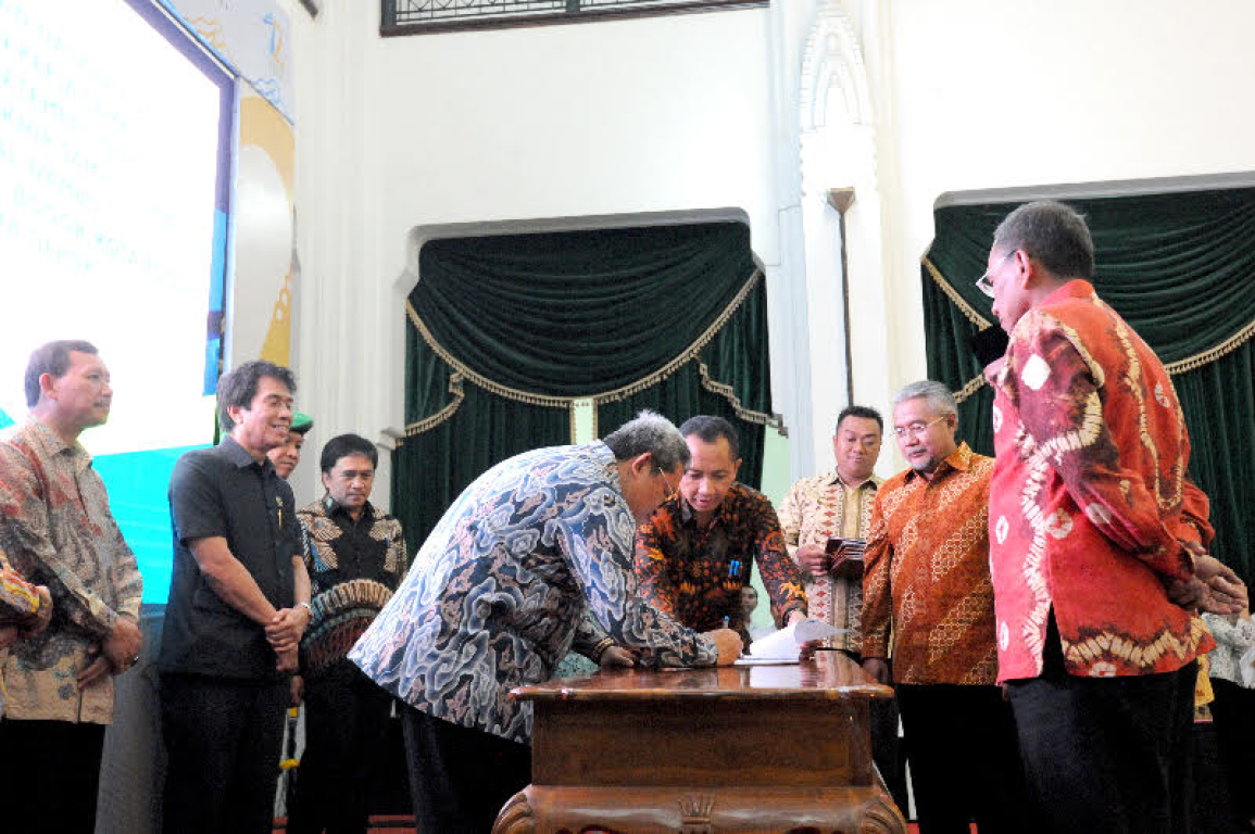 Pemerintah Provinsi Jawa Barat menandatangani Naskah Addendum Perjanjian Kerja Sama Tentang Pelayanan Tempat Pengolahan dan Pemrosesan Akhir Sampah (TPPAS)