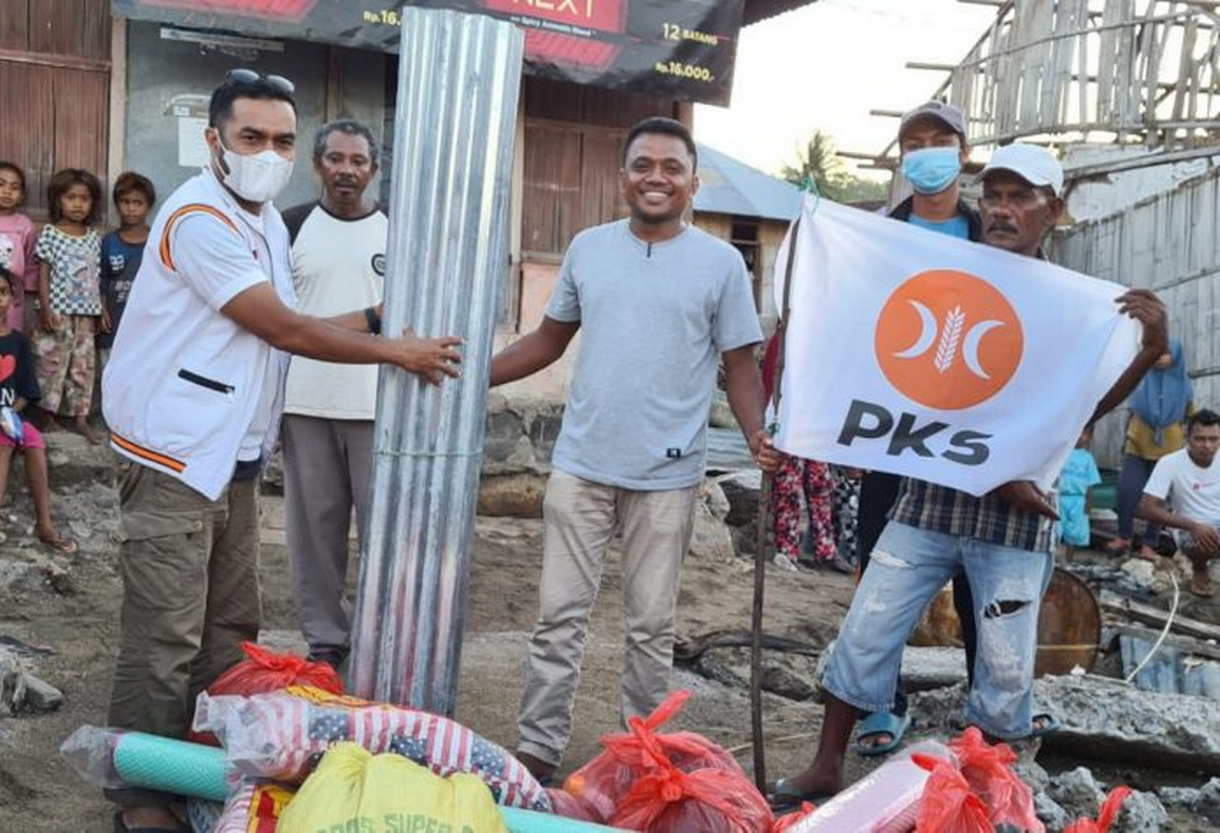 Ketua DPW PKS NTT, Anwar Hajral ketika menyerahkan bantuan sembako dan bahan bangunan untuk warga di desa Sagu, Kecamatan Adonara, Kabupaten Flores Timur, NTT, Sabtu (10/4/2021)