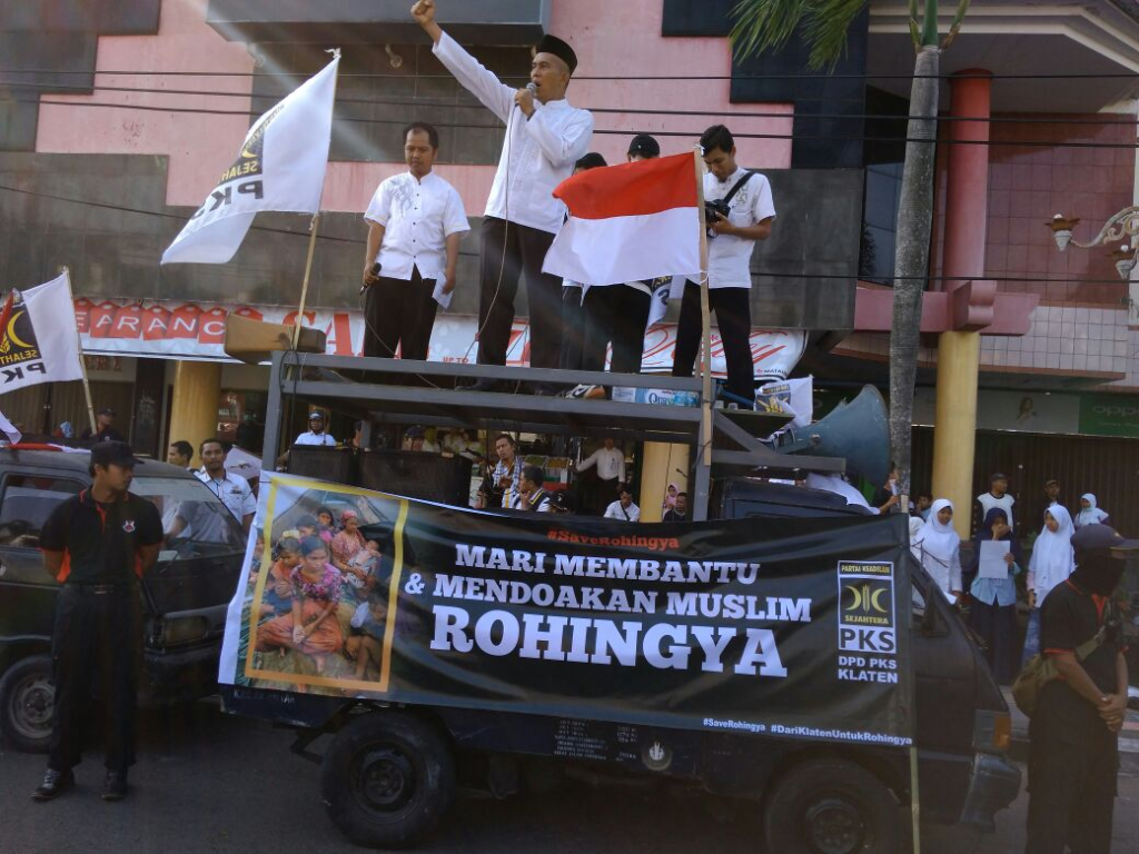 Ketua Komisi I DPR RI Abdul Kharis Almasyhari berorasi dalam Aksi Solidarits Rohingya DPD PKS Klaten, Ahad (17/9/2017)