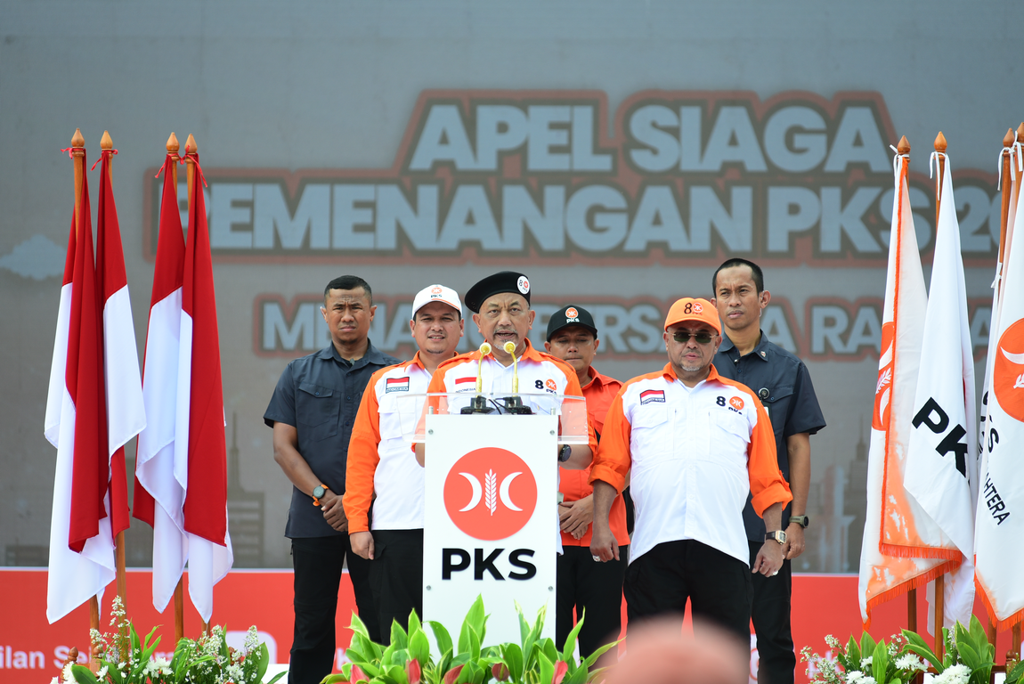 Presiden PKS Ahmad Syaikhu didampingi Sekretaris Jenderal Habib Aboe Bakar Alhabsyi memimpin pembacaan Ikrar Pemenangan PKS di Apel Siaga Pemenangan PKS 2024