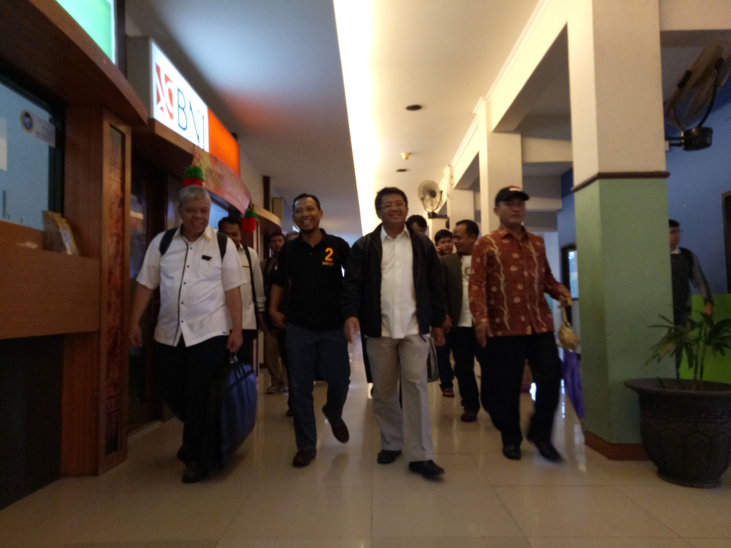 Presiden Partai Keadilan Sejahtera (PKS) Mohamad Sohibul Iman tiba di Bandara Ahmad Yani Semarang pukul 07.00 WIB