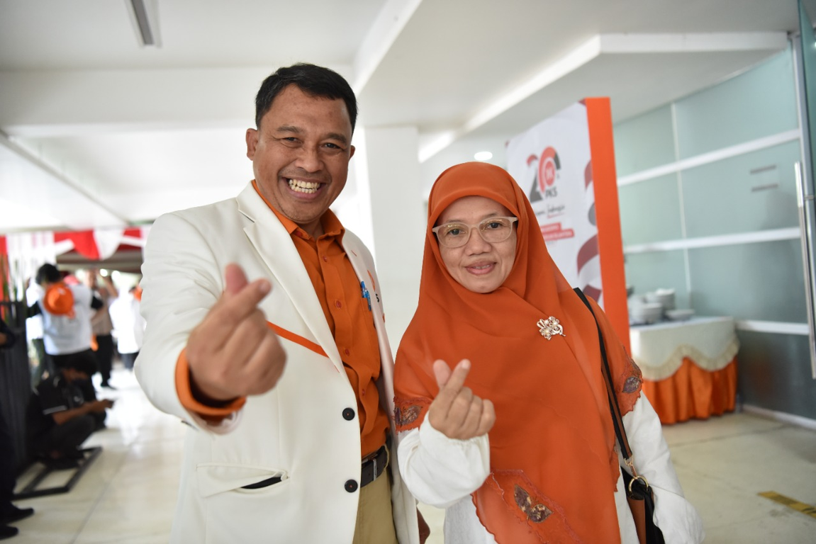 Wakil Walikota Cilegon Sanuji Pentamarta bersama istri di acara Puncak Milad ke-20 PKS, Ahad (29/05/2022). (Donny/PKSFoto)