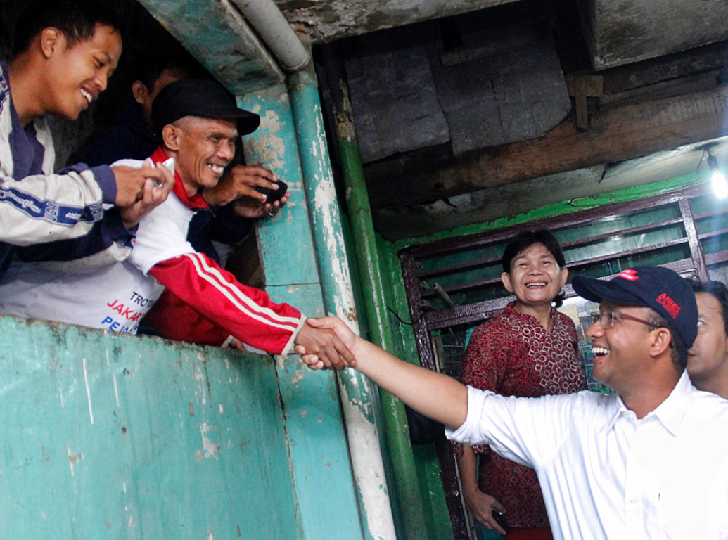 Warga Bukit Duri menyalami calon gubernur DKI Anies Baswedan (ilustrasi)