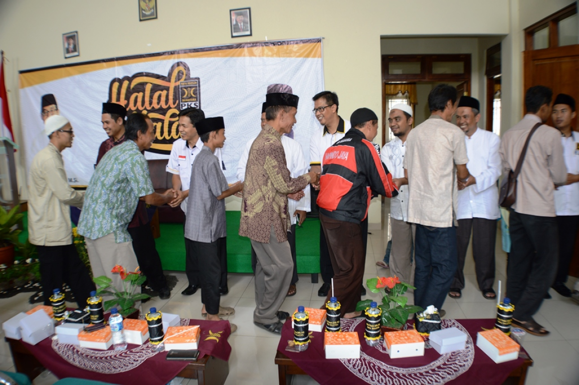 Para kader dan simpatisan keluarga besar DPD PKS Kota Salatiga terlihat berjabat tangan dalam kegiatan Halal bi Halal DPD PKS Kota Salatiga yang digelar Minggu (17/7)
