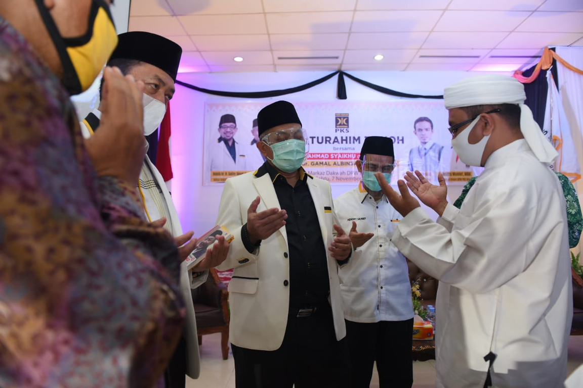 Ketua Dewan Tanfidzi Provinsi PA 212 Riau Ade Hasibuan (kanan bersorban) mendoakan Presiden PKS Ahmad Syaikhu dan jajaran dalam Silaturahim Tokoh di kantor DPW PKS Riau, Sabtu (7/11) (M Hilal/PKSFoto)