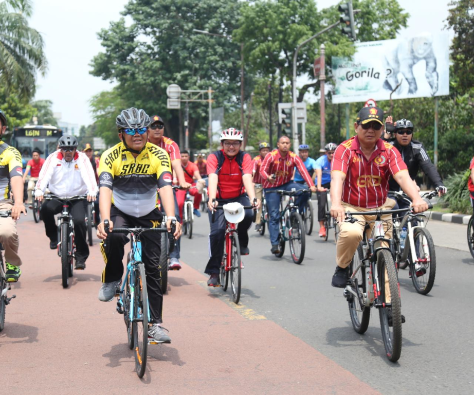 Presiden PKS Mohamad Sohibul Iman dan Ketua Umum Partai Gerindra Prabowo Subianto bersepeda mengantar peserta Tour de Jakarta yang menempuh 508 KM untuk finish di kantor DPP PKS, Jakarta, Sabtu (21/4) (M Hilal/PKSFoto)