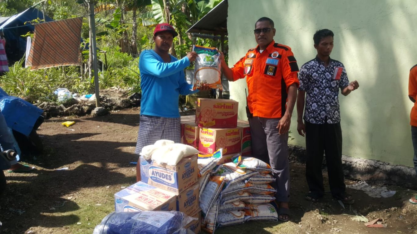 Penyerahan Bantuan Secara Simbolis kepada Perwakilan Masyarakat Dusun Batu Dua