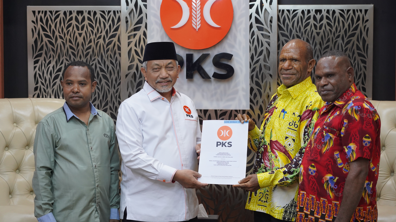 Presiden PKS Ahmad Syaikhu memberikan Surat Keputusan (SK) Kabupaten Intan Jaya kepada Bakal Calon Bupati dan Wakil Bupati Apolos Bagau dan Tetairus Wigidipa. (PKSFoto/Kiswo)