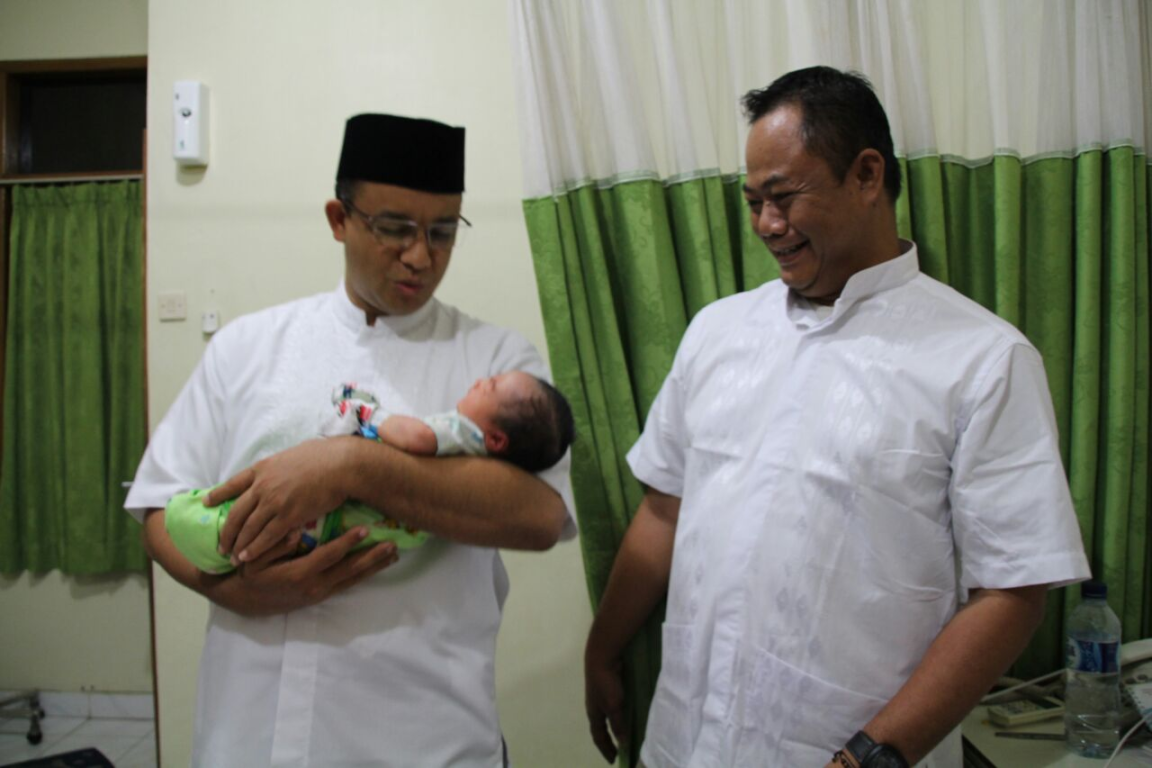 Calon gubernur DKI Jakarta Anies Baswedan momong bayi. (ilustrasi)