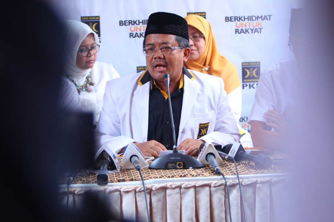 Presiden PKS Mohamad Sohibul Iman memberikan keterangan pers soal Pilkada Serentak 2017 di kantor DPP PKS, Rabu (15/2)