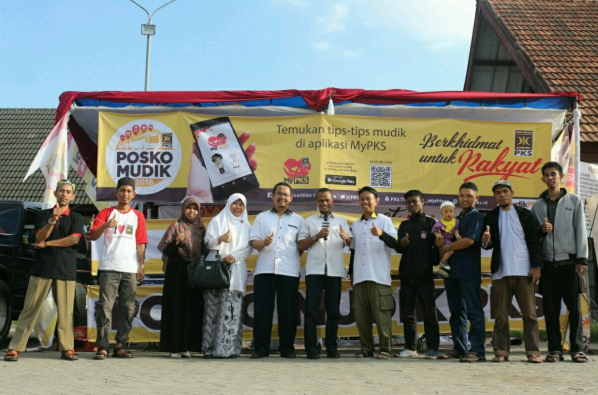 Puengurus DPW PKS Sulawesi Selatan di Posko Mudik PKS Terminal Daya