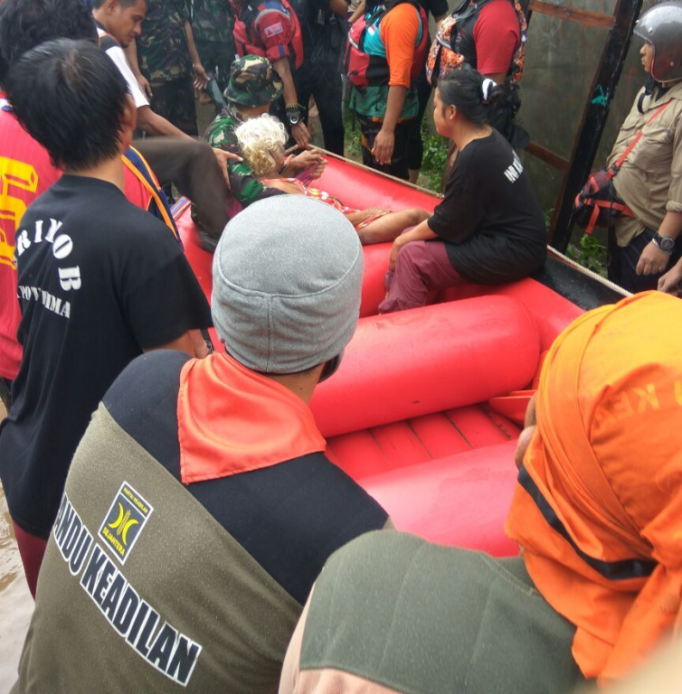 Kader PKS membantu evakuasi korban banjir Bima, NTB