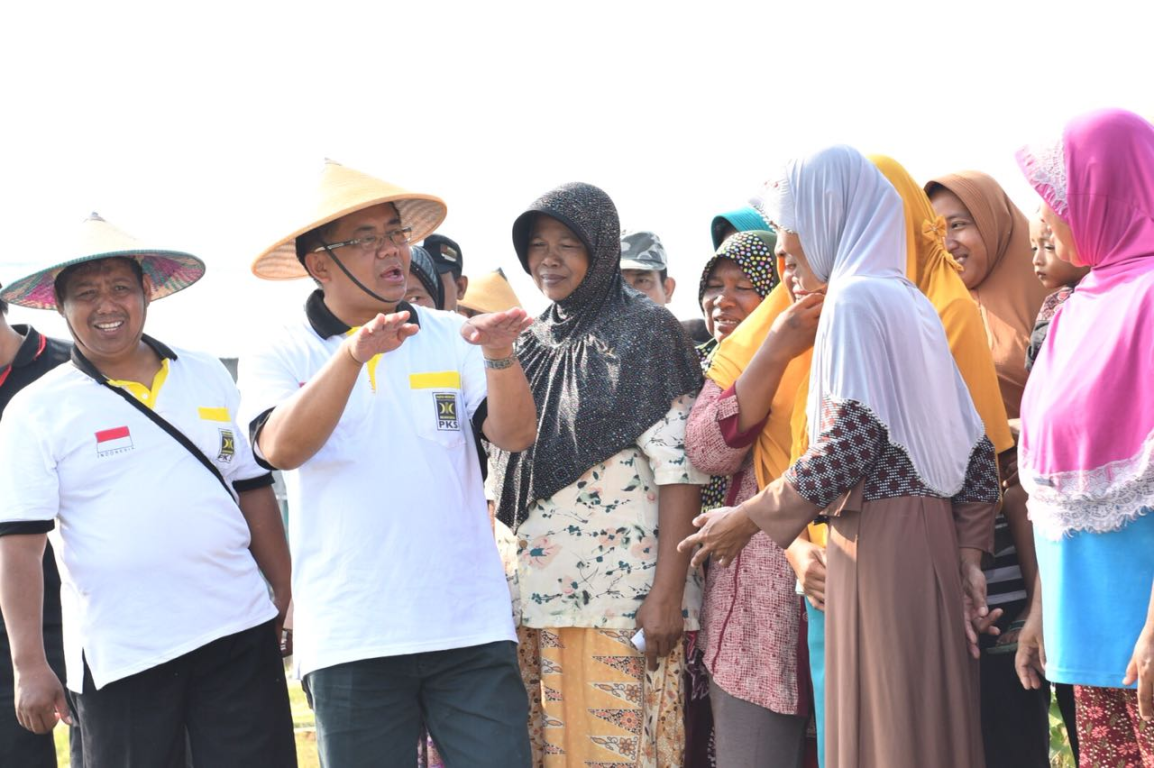 Presiden Partai Keadilan Sejahtera Mohamad Sohibul Iman berdialog dengan para petani garam di Pati, Jawa Tengah, Jumat (13/4). (M Hilal/PKSFoto)