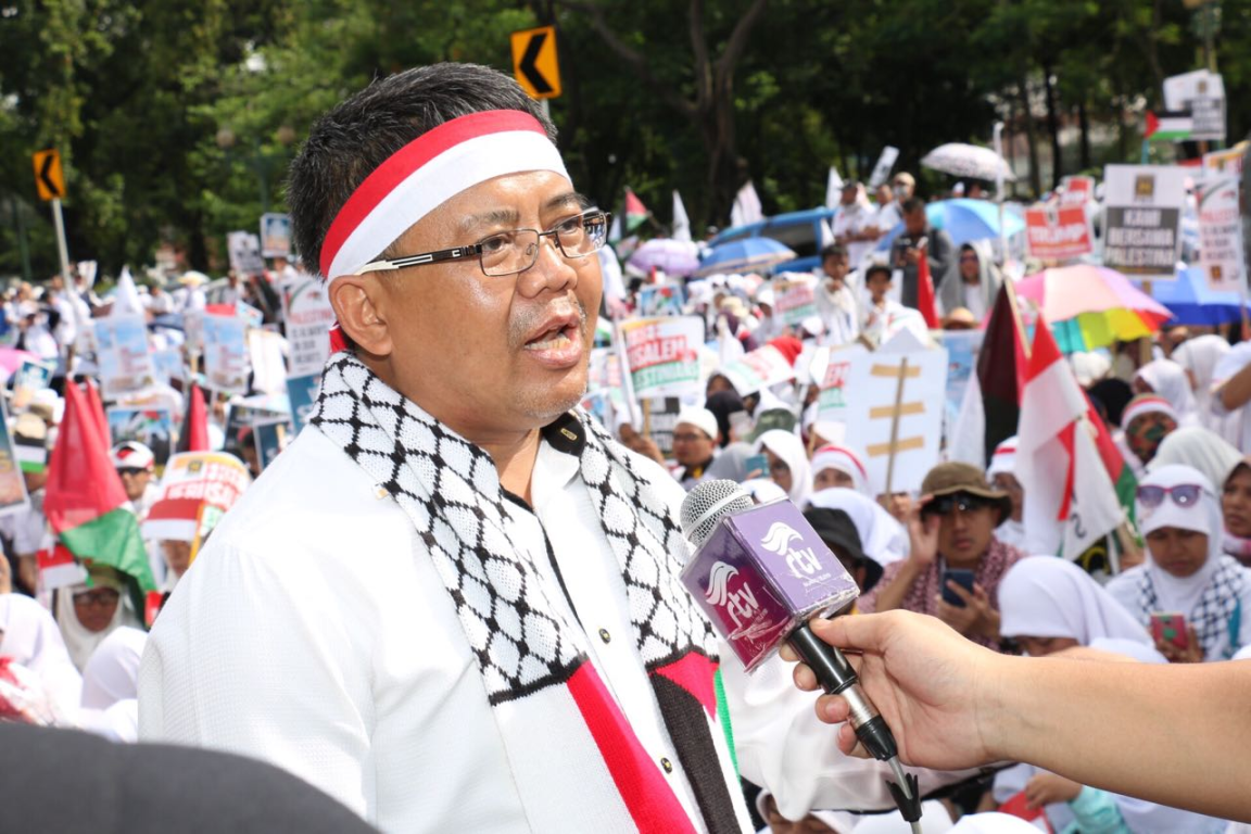 Presiden PKS Mohamad Sohibul Iman dalam Aksi Bela Palestina di depan Kedubes AS, Jakarta, Ahad (10/12). (Daru/PKS Foto)