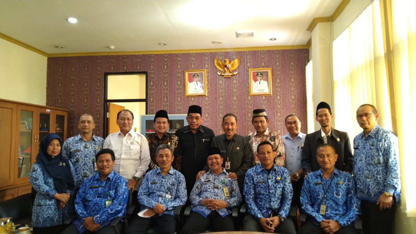 Fraksi PKS DPRD Kabupaten Tangerang berfoto bersama jajaran Dinas Pendidikan Kabupaten Tangerang, Selasa, (17/9/2019) usai mengadakan dialog.