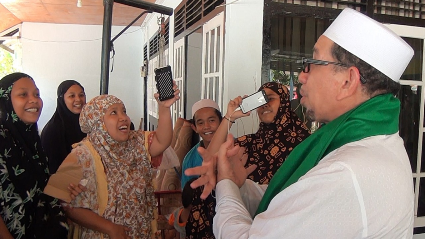 Ketua Majelis Syura PKS Habib Salim Segaf Al-Jufry menyapa masyarakat terdampak gempa di Kotarindau, Palu, Sulawesi Tengah (08/10) (dok Humas DPP PKS)